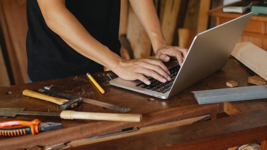 In der Werkstatt am Laptop