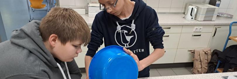 Schüler:innen backen einen Kuchen