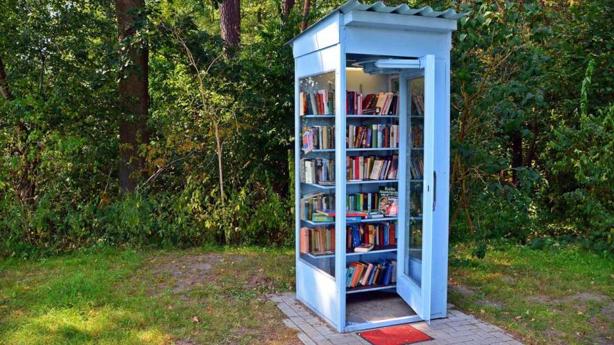 Ein blauer Bücherschrank