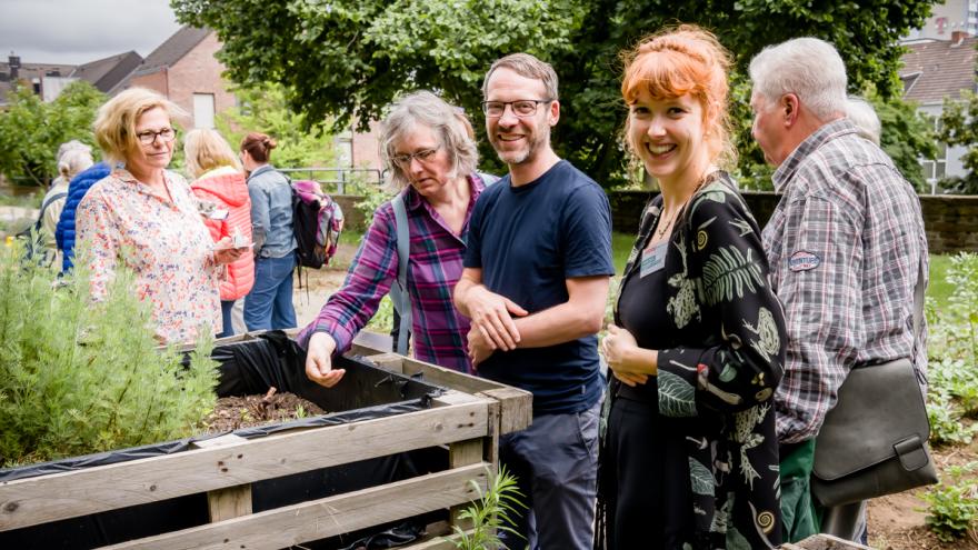 Menschen im Gemeinschaftsgarten "BergGartenOase" in Mönchengladbach