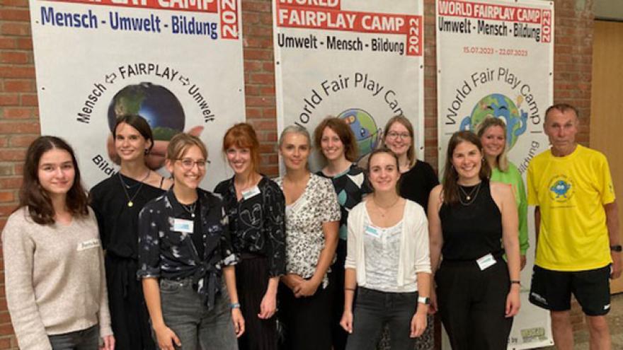 v.r. Herbert Ehlen, Organisator des Camps,  Jennifer Meuren, Bürgermeisterin von Blankenheim und das Team vom Projekt MehrWertRevier