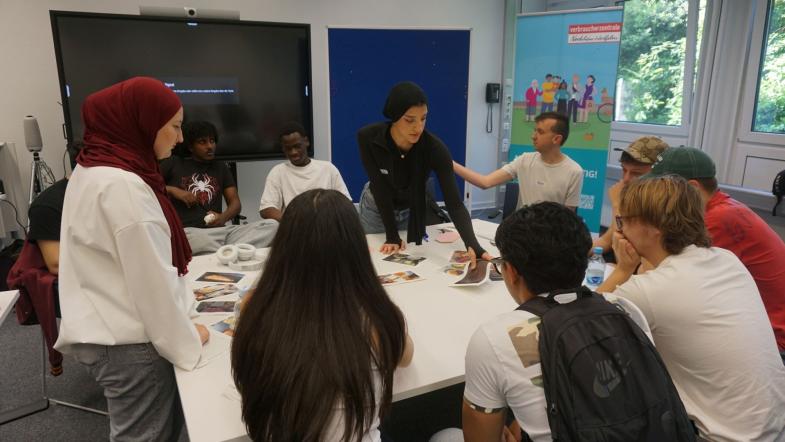 Gruppe junger Menschen forscht